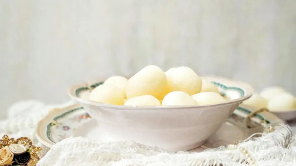 7 Authentic Bengali Sweets to Celebrate Tagore Jayanti - Roshogolla