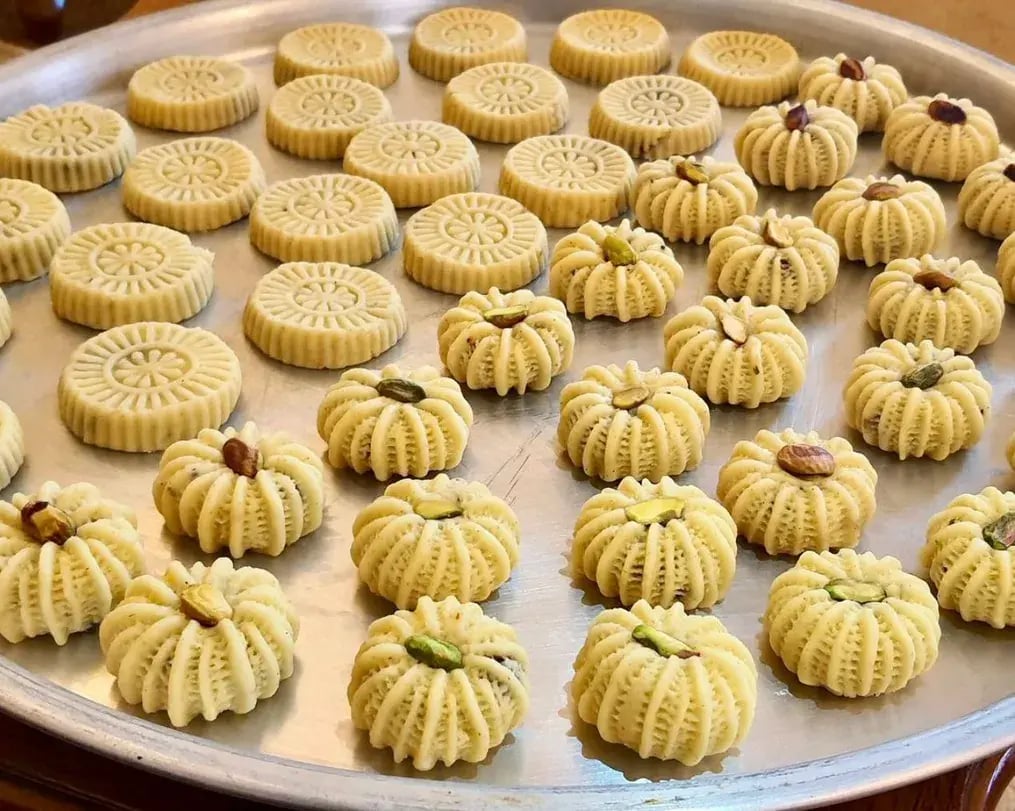 Different Motifs Of Baking The Maamoul Cookies