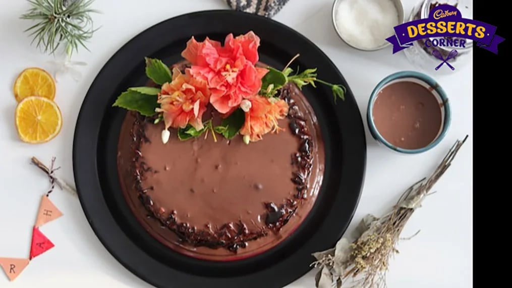 edible-flowers-on-cake
