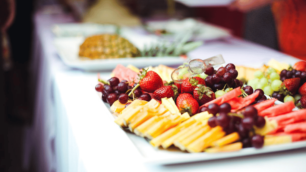 wedding-season-guide-ideas-for-a-diy-dessert-counter-4