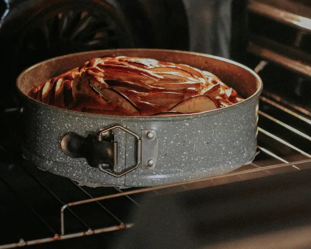 Tall narrow cake pan