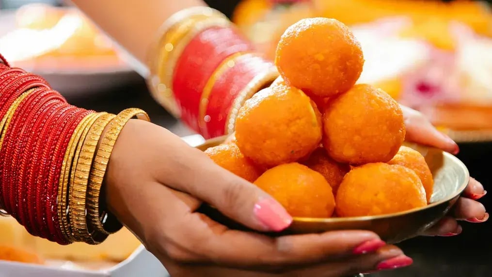 Besan Ke Ladoo Recipe For Raksha Bandhan: Traditional Sweet Made Easy At Home - Besan Ke Ladoo Recipe In An Easy Way