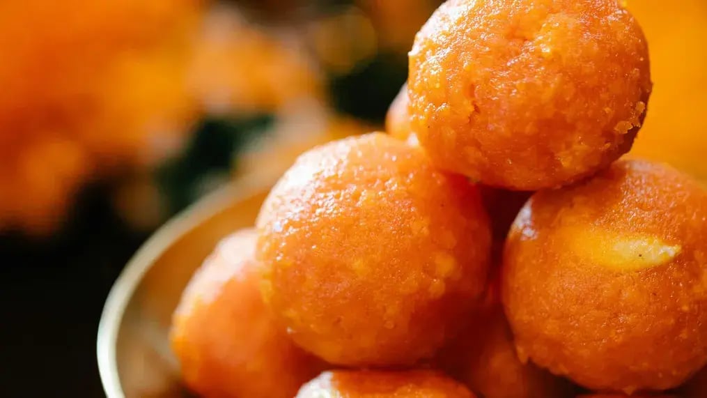 Besan Ke Ladoo Recipe For Raksha Bandhan: Traditional Sweet Made Easy At Home - Method