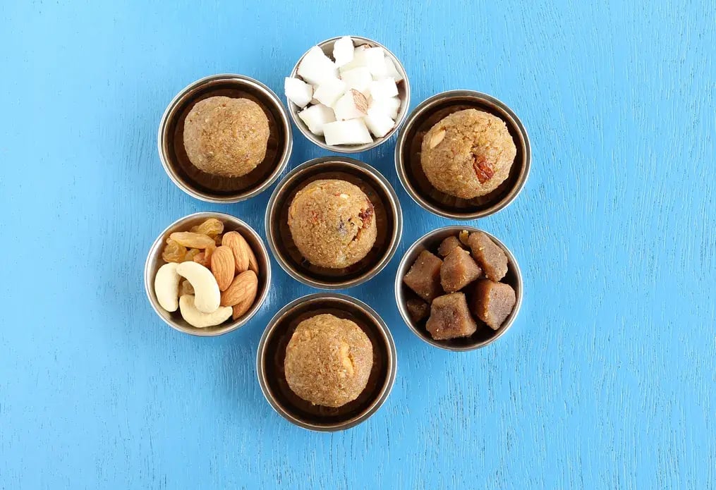 Narikol Laru (Coconut Laru)