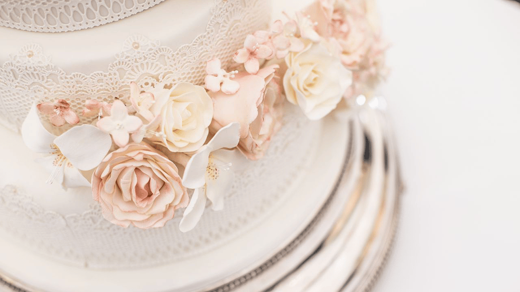 lace-design-on-cake
