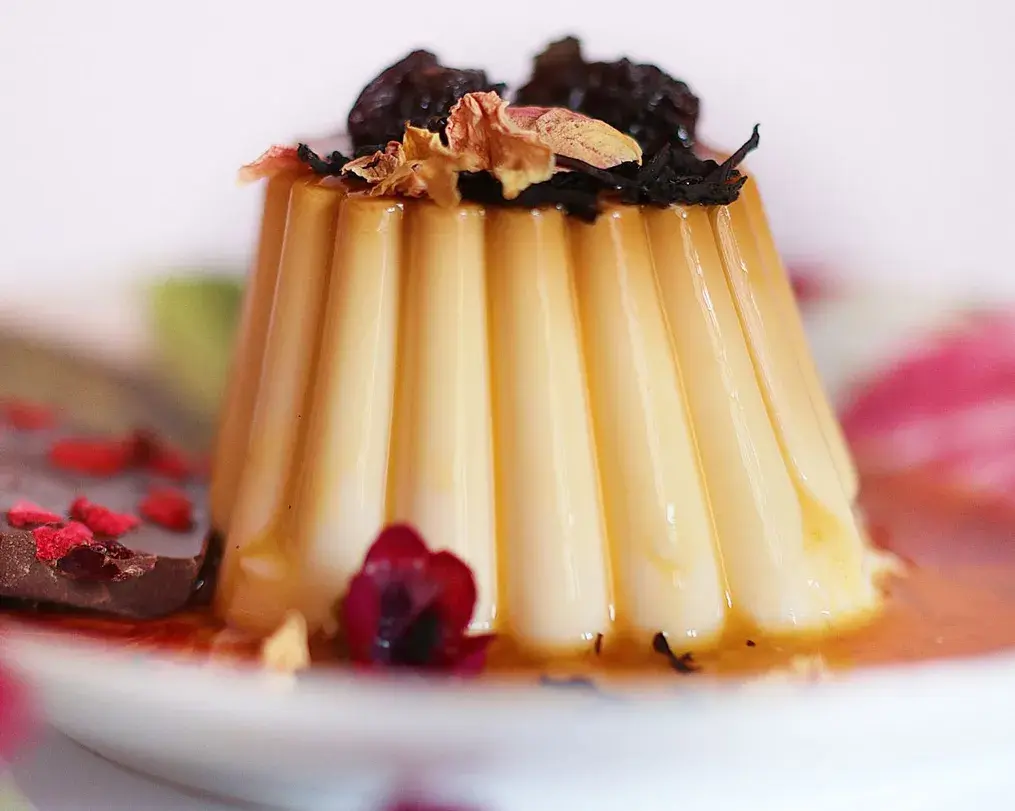 Caramel Pudding with Oreo and Almond Crunch: A Step-by-Step Recipe