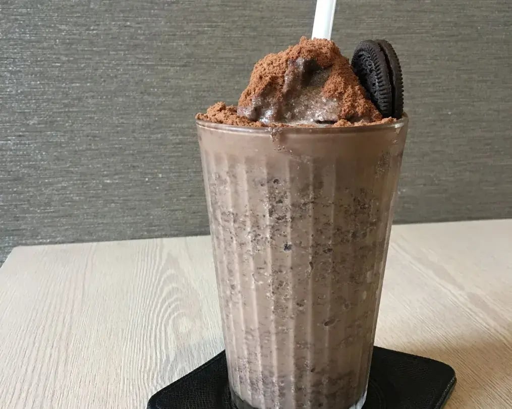 lassi topped with cocoa and Oreo
