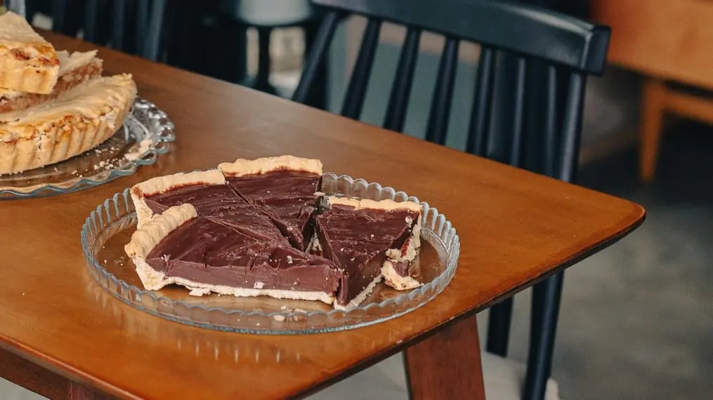 chocolate-pie-with-walnut-base