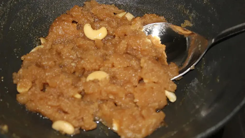 Making Suji Halwa by Roasting