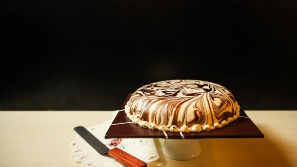 How To Make Delicious And Classic Fudge Marble Cake