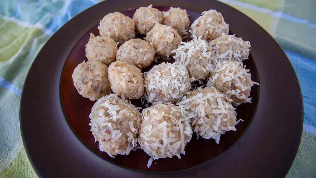 Coconut ladoos with decoration