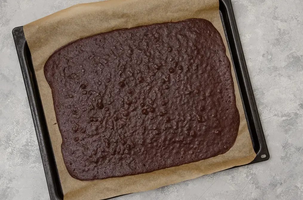 Not rolling the cake while it's warm