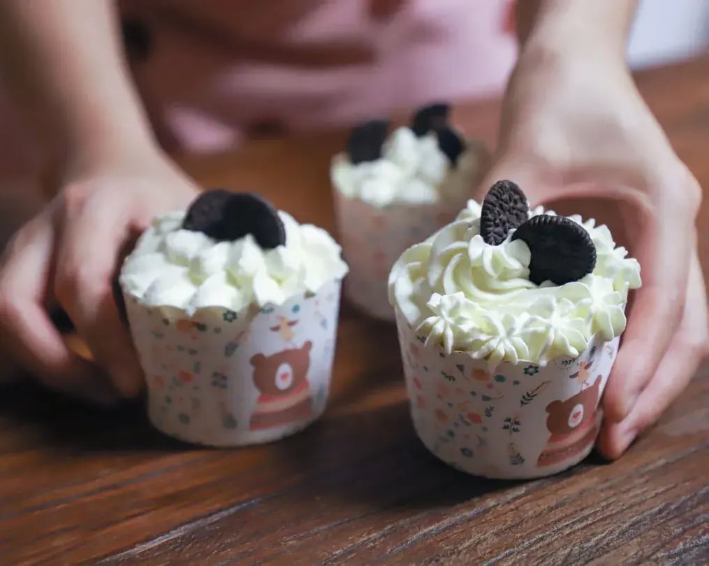 Cookies and cream cupcakes with oreo biscuits