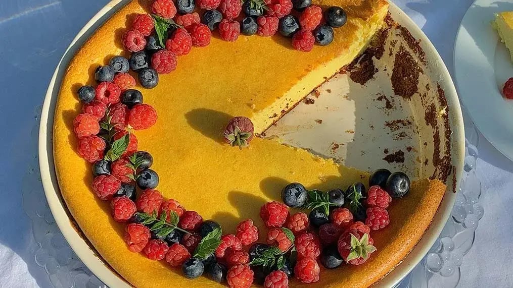 Crème Brûlée Cheesecake recipe for you to indulge in - Creme Brulee Cheesecake 1