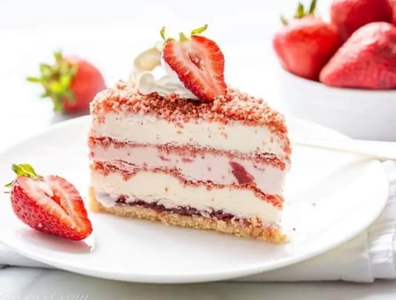 Creative Plating Ideas for Serving Strawberry Crunch Cake at Parties
