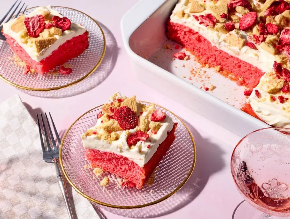 Creative Plating Ideas for Serving Strawberry Crunch Cake at Parties - Introduction