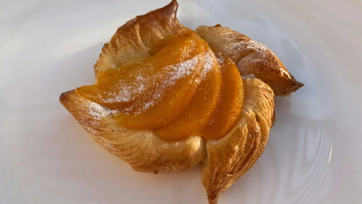 Crispy Pear Puff Pastry with Pecans and Choclairs Glaze: A Baking Guide
