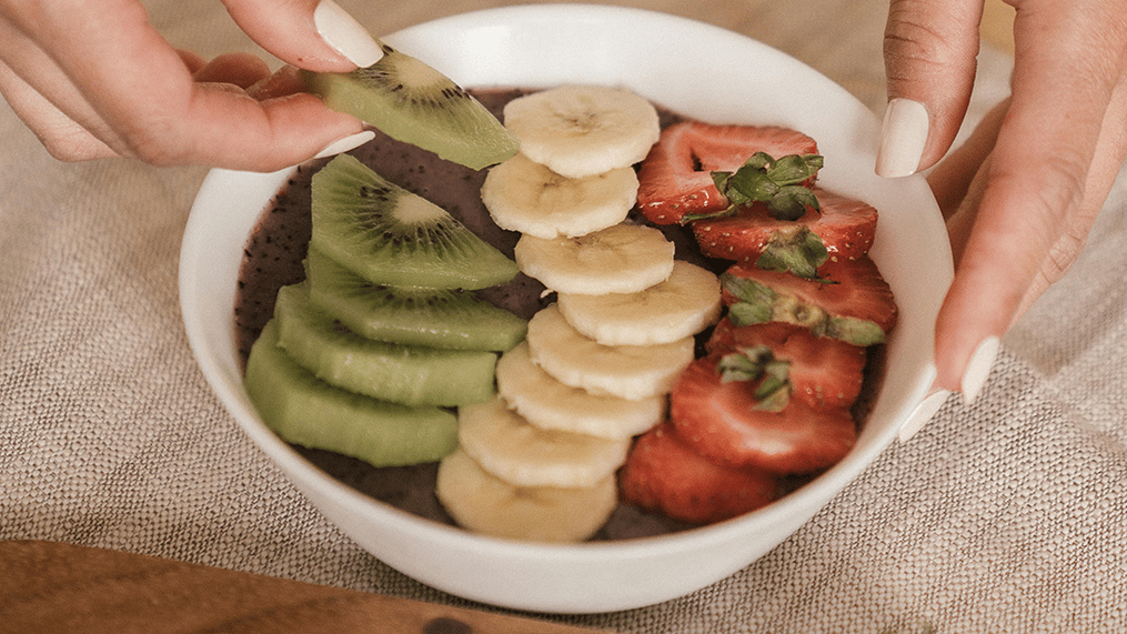 chocolate-chia-puding-with-fruits