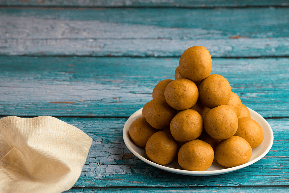 besan-laddoo-with-rose-essence-3
