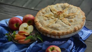 Easy Apple Pie with Raisins and a Crunchy Oreo Crumble