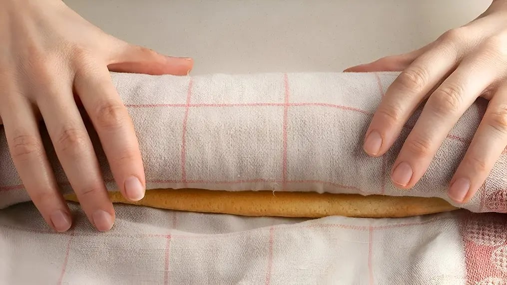 Rolling Sponge Cake for Swiss Roll