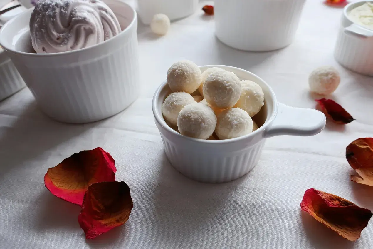 Easy No-Bake Coconut Balls with Raisins and White Chocolate Drizzle