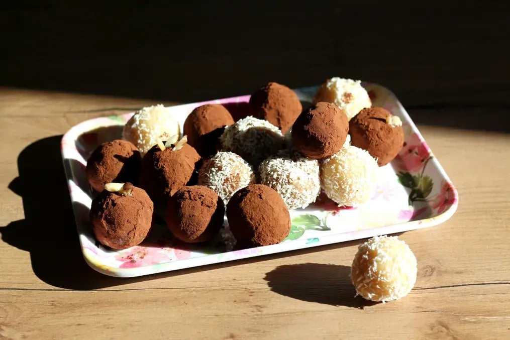 No-Bake Coconut Balls with Raisins and White Chocolate Drizzle
