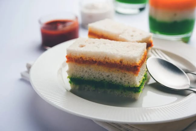 Easy-to-Make Tricolor Dessert Sandwich Using Everyday Ingredients