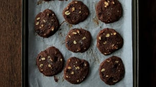 End your day with these dark chocolate at home biscuit recipes