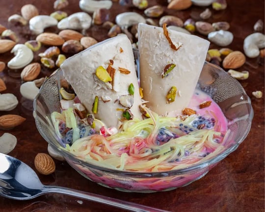 a bowl of falooda