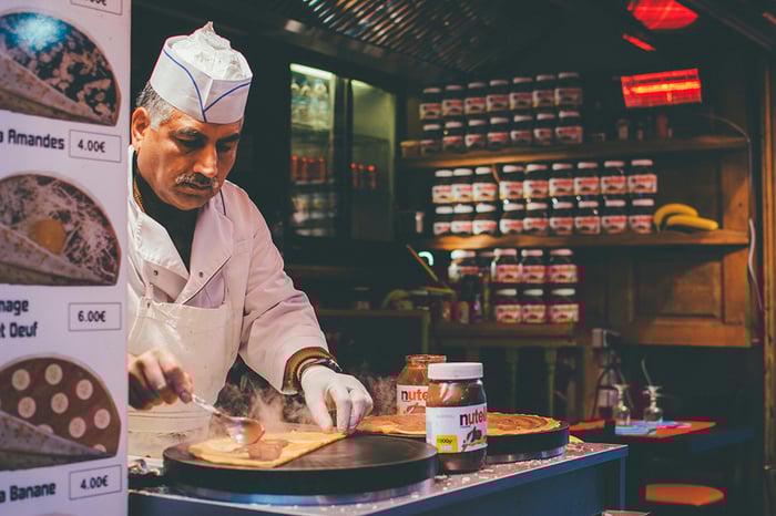 making-a-chocolate-crepe