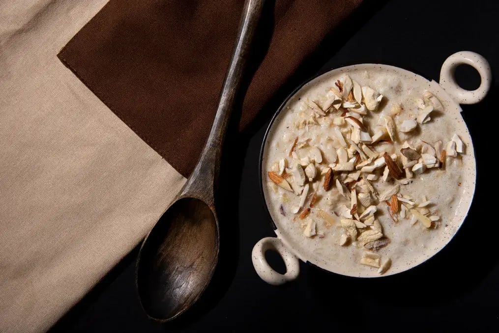 Holi Desserts: Colorful Kheer and Rabri Recipes You Can Try At Home - Rose and pistachio kheer