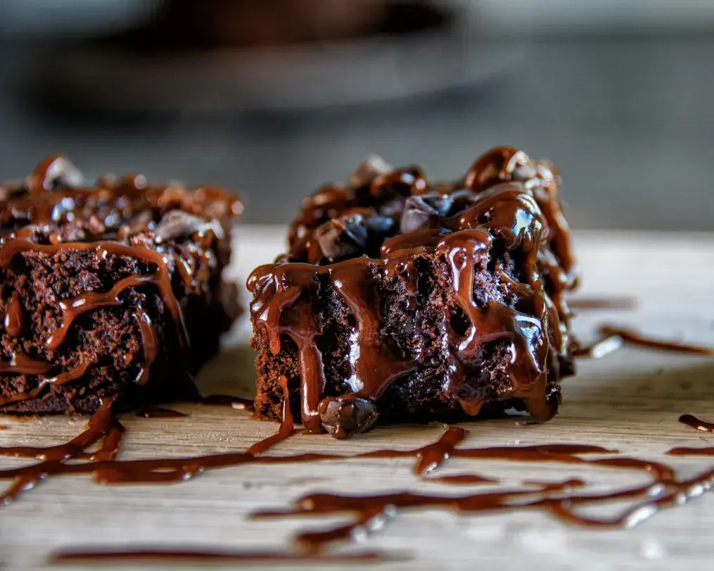 How to Achieve a Glossy Chocolate Drizzle on Biscuits