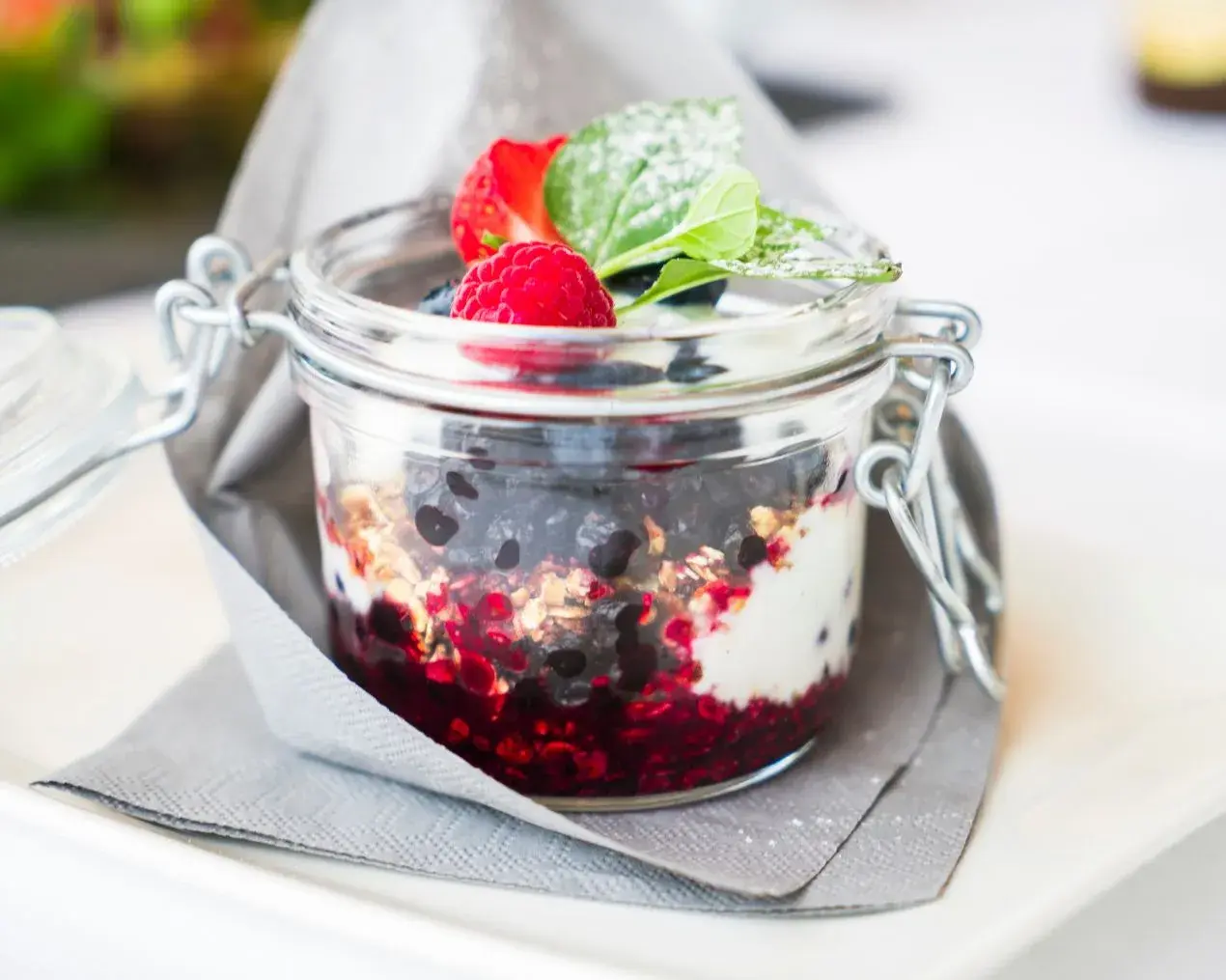 How to Achieve the Perfect Chocolate Layer in Berry Parfaits