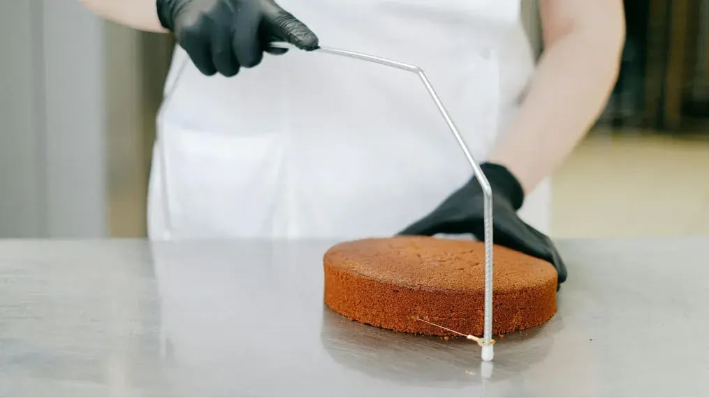 Levelling cake