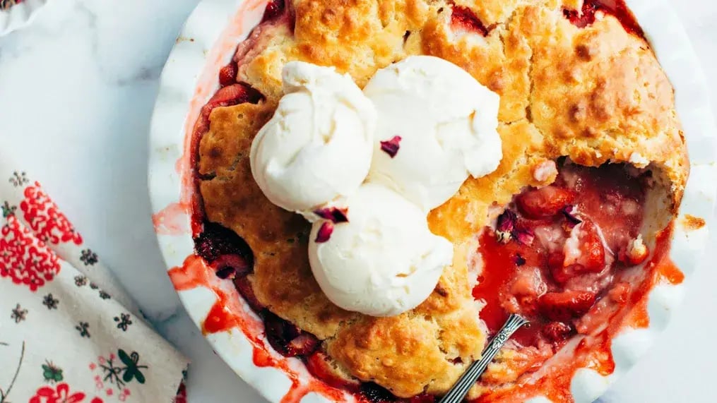 Serve Crumble With Ice Cream