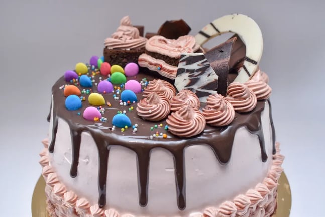 How to Decorate Cakes with Gems for Maximum Visual Impact