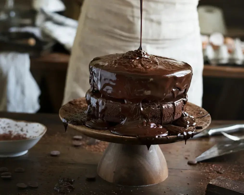 tips-and-tricks-chocolate-whipped-cream-frosting-on-cake