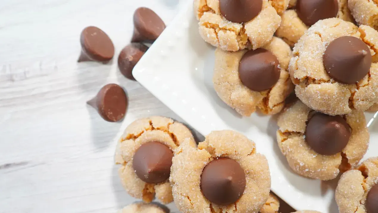 How To Make Crunchy Peanut Butter Blossoms With Oreo Crumbs