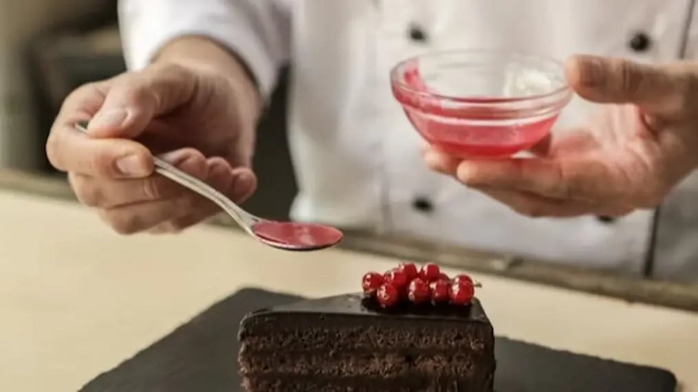garnishing-achocolate-cake