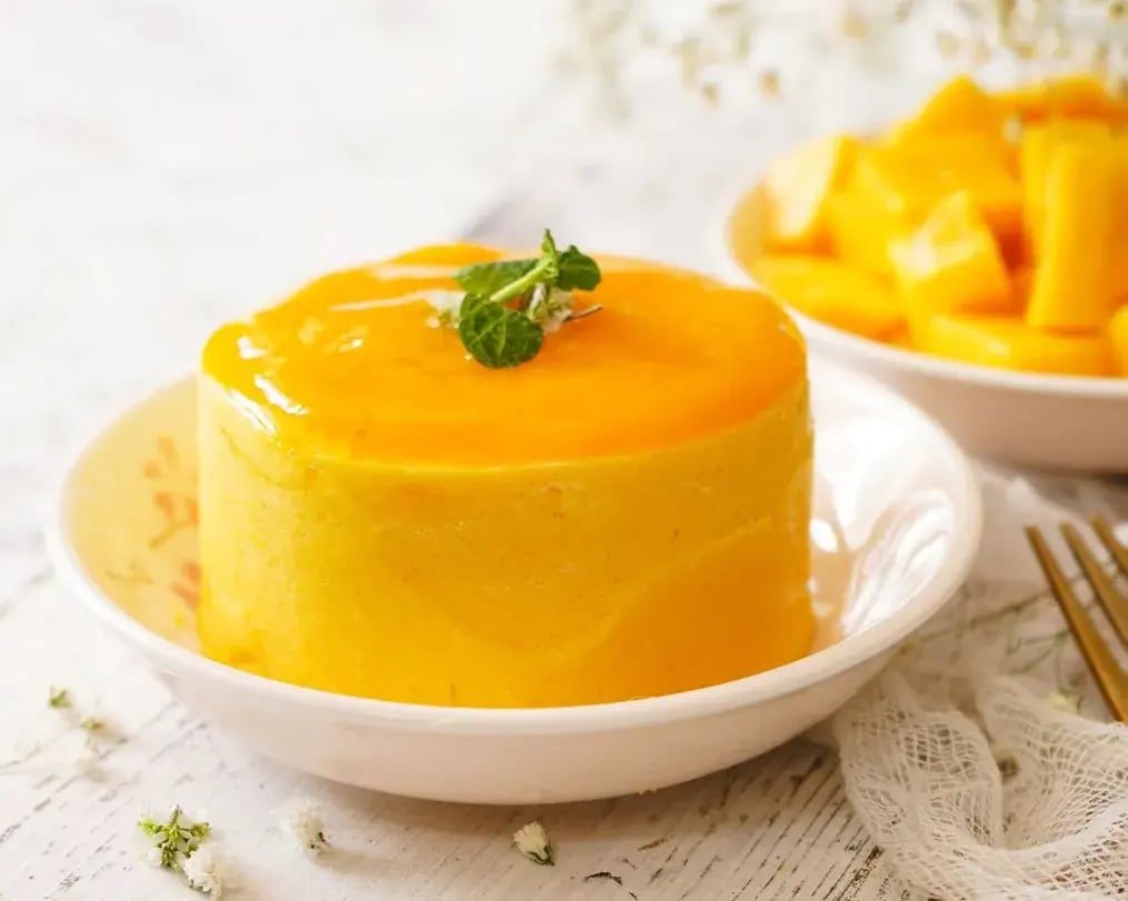 Bento mango cheesecake with Oreo with sauce on it