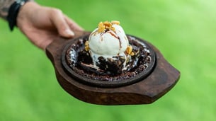 How to Plate and Serve a Dramatic Sizzling Brownie at Home