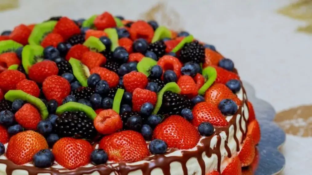 Way To Garnish Mixed Berry Cake