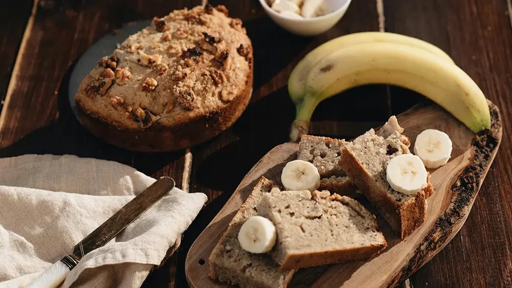 Make your friends and family taste this moist vegan banana bread and show them the delight of vegan cuisine - Vegan Banana Bread