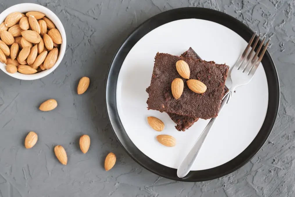 Milk Chocolate Almond Fudge: A Creamy and Nutty Indulgence - Roast the Almonds