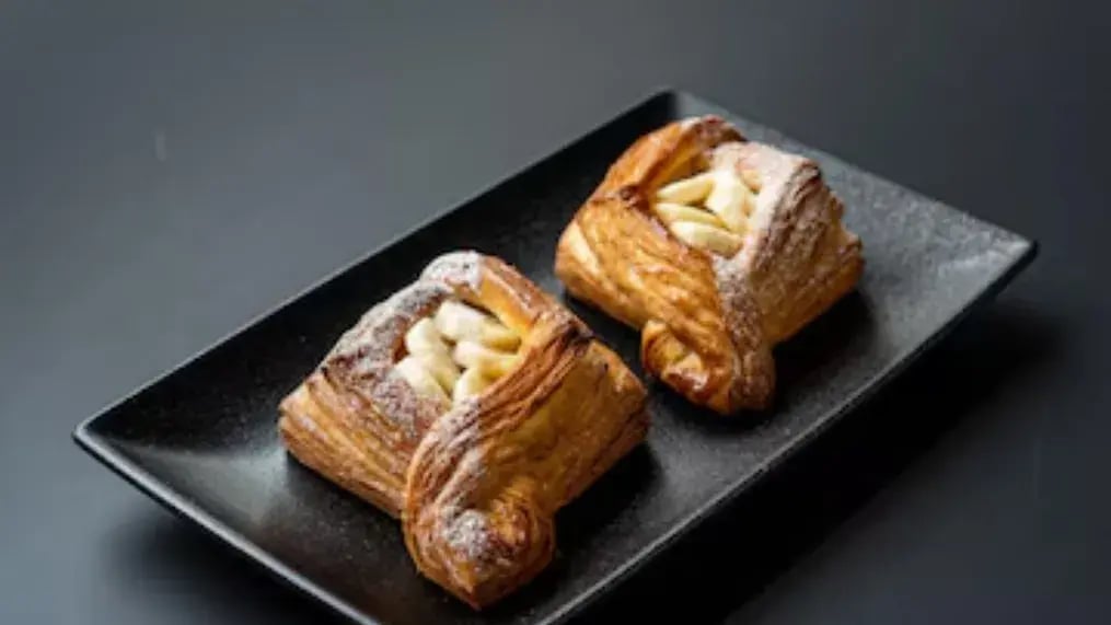 How To Bake Mini Caramelised Banana Puff Pastry Cups