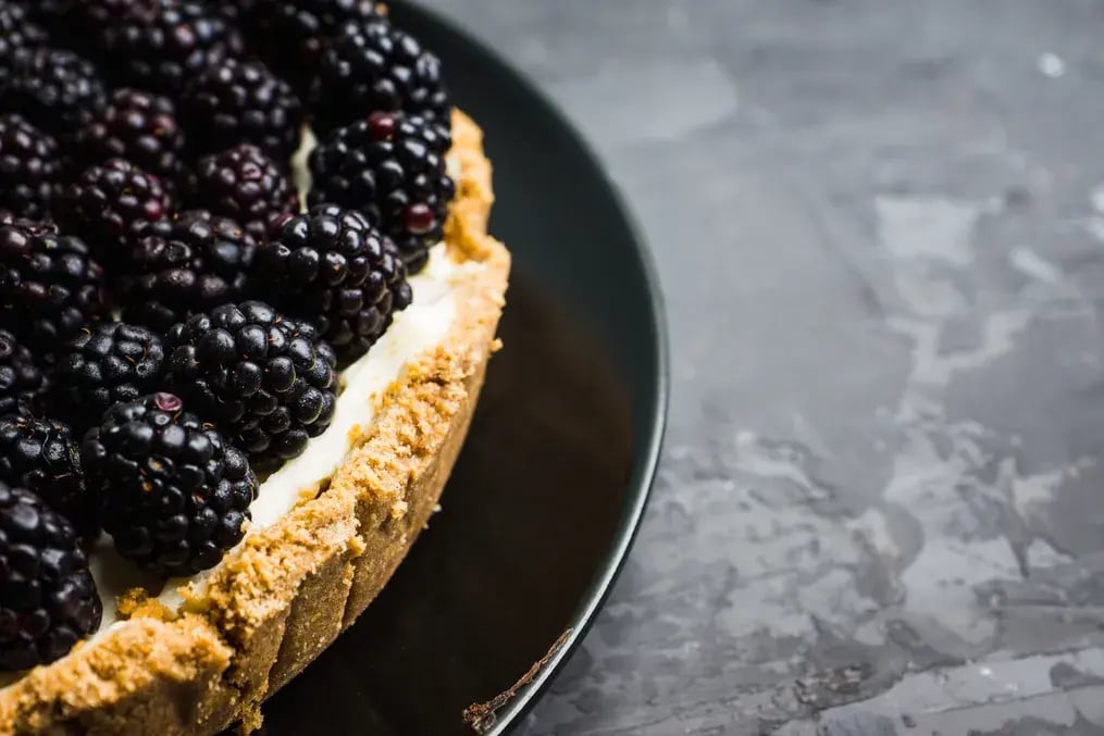 Moist Lemon Cakes with Fresh Blackberry Toppings for Elegant Celebrations - Lemon Blackberry Cheesecake