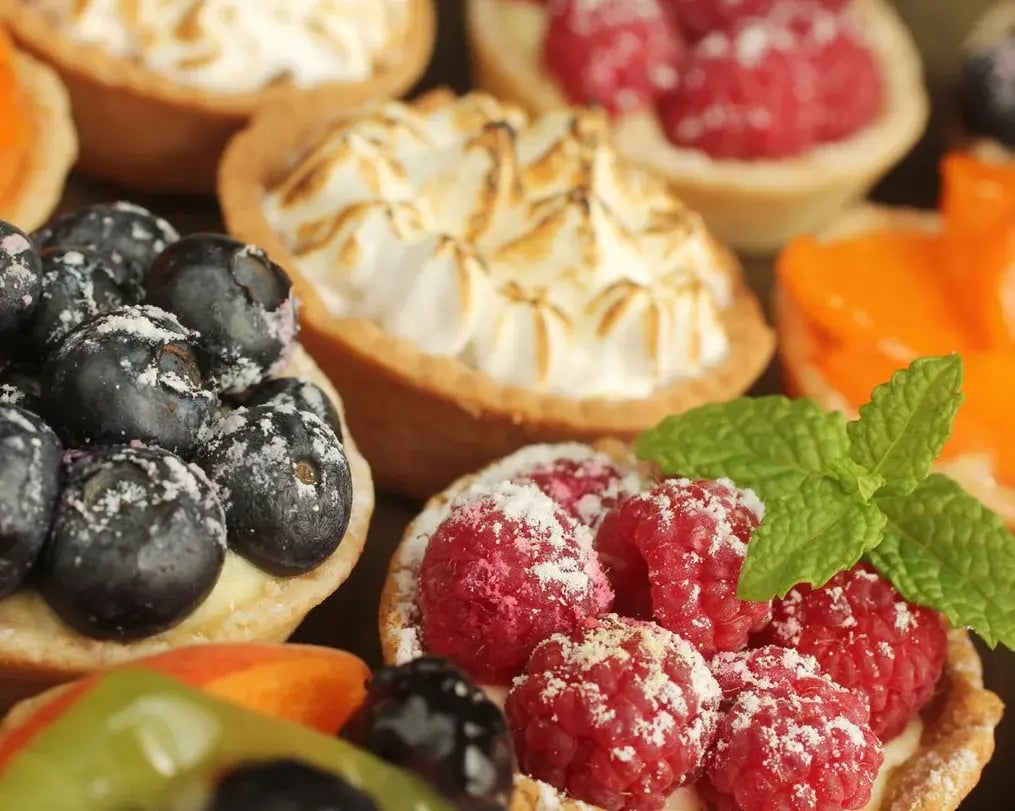 No-Bake Mango Lychee Pie with Bournville Chocolate Crust - Fruit Topped Mango Litchi Pies Small
