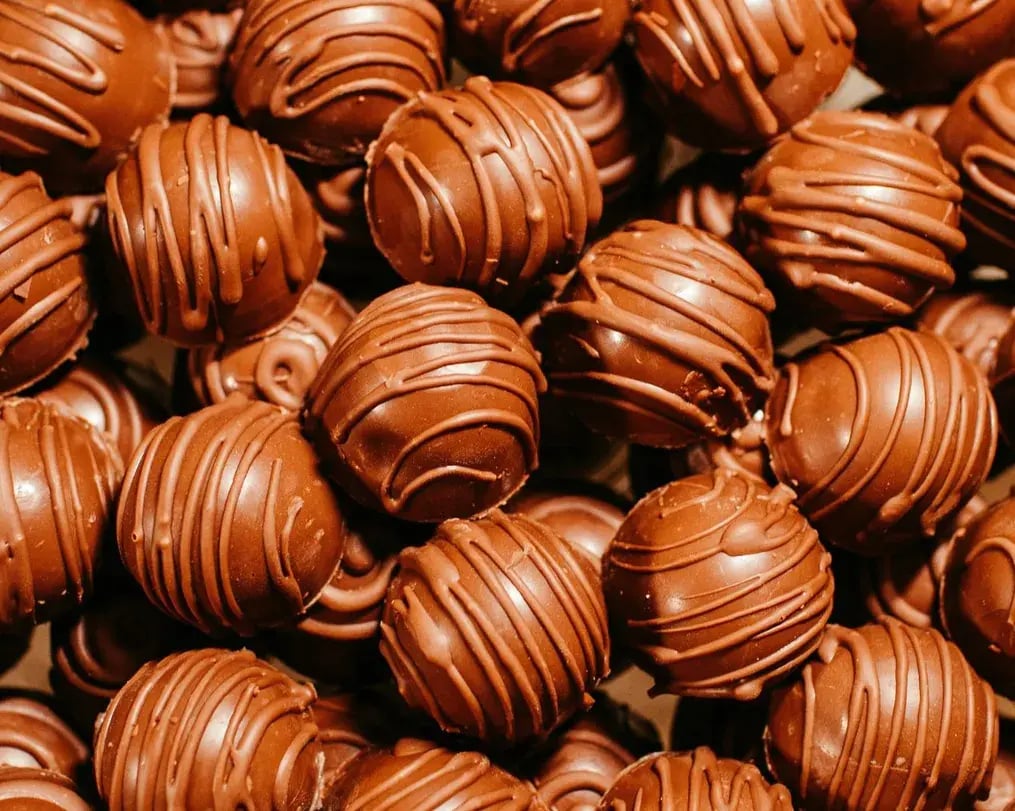 Oreo chocolate balls with chocolate drizzle