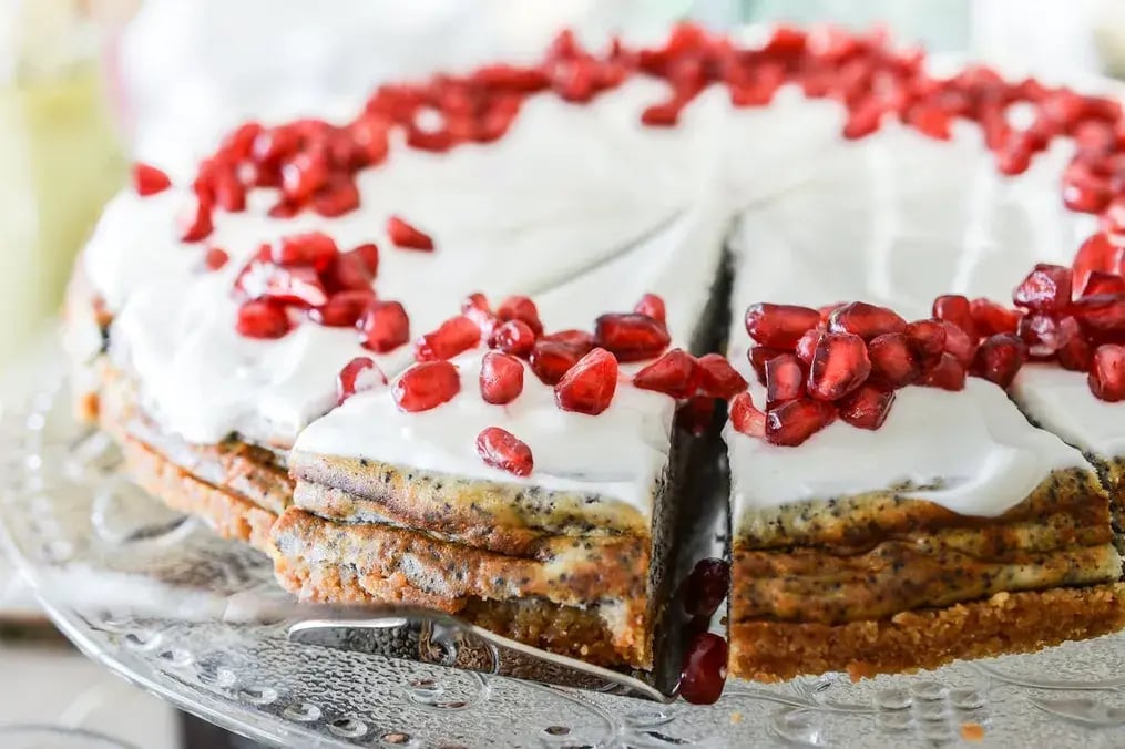 Strawberry-Rhubarb No-Bake Vegan Cheesecake